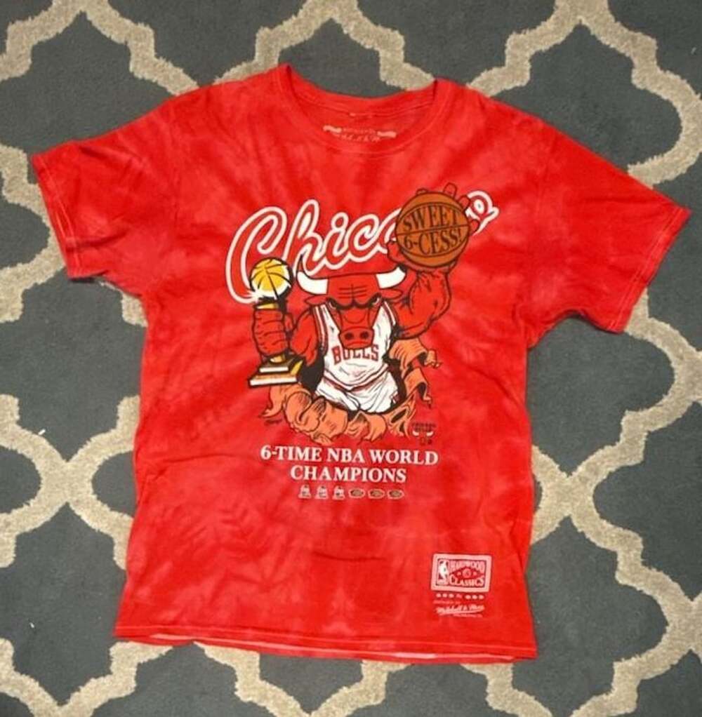 Mitchell & Ness Chicago Bulls 6-Time NBA World Champions Red Tie Dye T-Shirt Siz